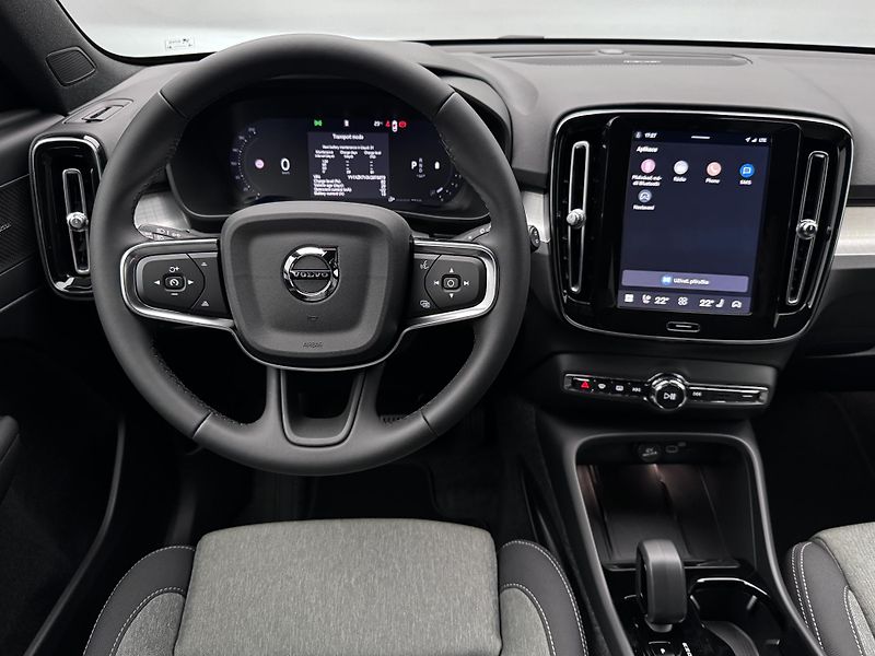 Volvo XC40 (2026) B3 AUT DARK PLUS - fotka 4 z 24