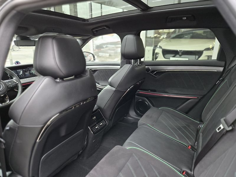 Voyah FREE 318 REV (2025) REV 318 AWD Hybrid - fotka 12 z 13