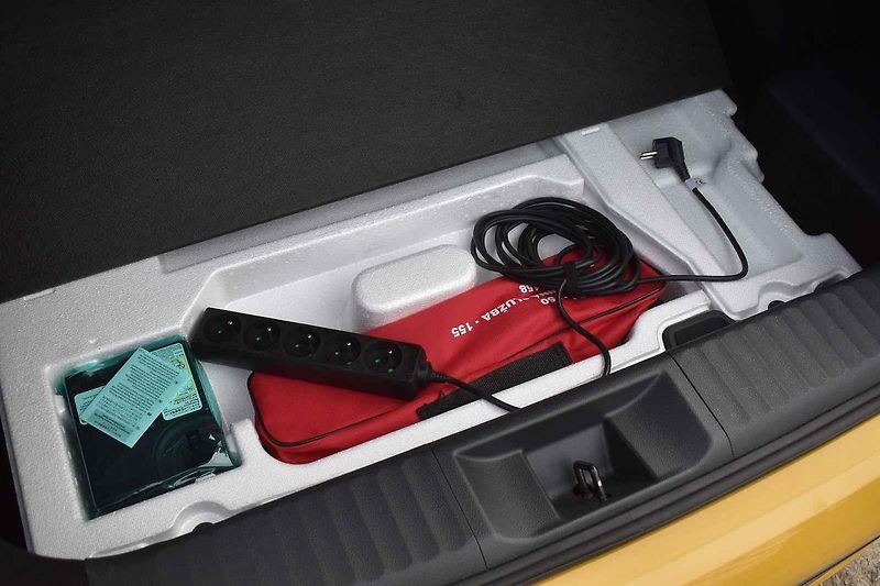 Se žlutým lakem vypadá nová Toyota Prius skoro jako sportovní auto
