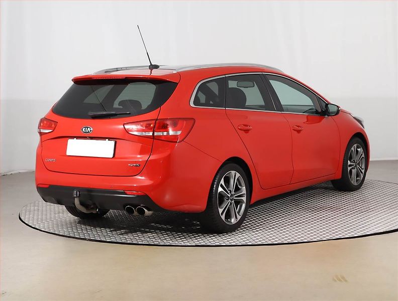 Kia Ceed (2016) 1.6 CRDi, Automat, Navi - fotka 5 z 22