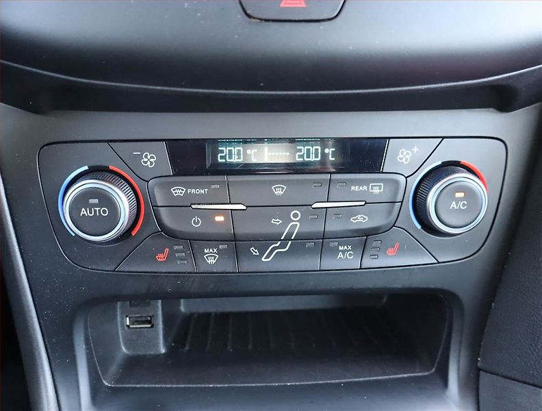 Ford Focus (2018) 1.0 EcoBoost, Tempomat - fotka 15 z 17