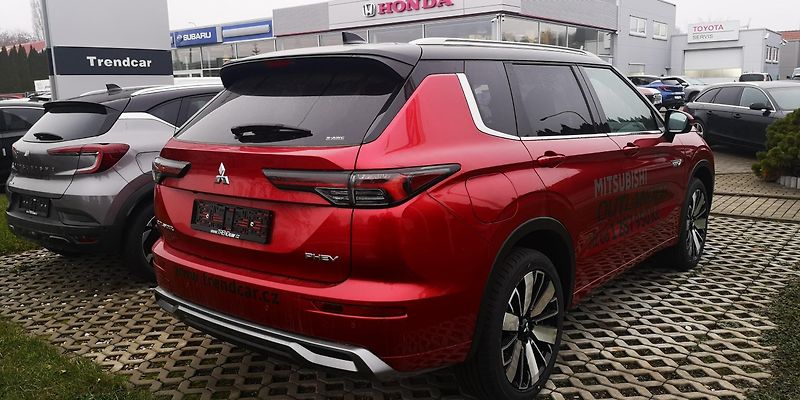 Mitsubishi Outlander 2.4 PHEV INSTYLE 4WD NOVÝ VŮZ - fotka 6 z 11