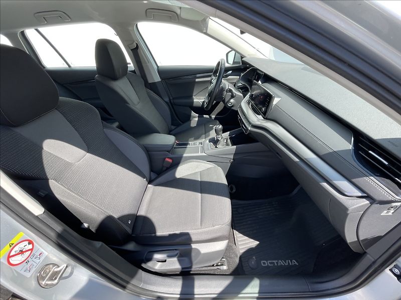 Škoda Octavia 2,0 TDI Combi Ambition Plus - fotka 18 z 23