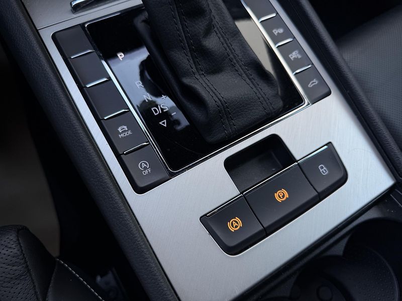 Škoda Superb 2.0 TDI 110kW L&K Combi DSG - fotka 23 z 38