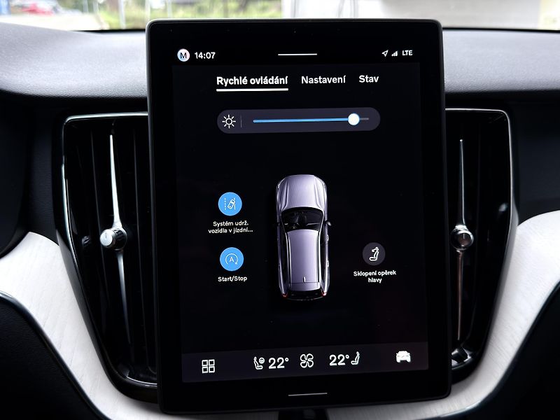 Volvo XC60 B5 AWD PLUS DARK // REZERVACE - fotka 35 z 49