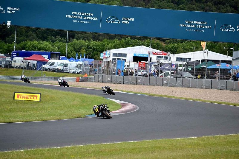 Autodrom Most o víkendu hostil závody mezinárodního mistrovství Německa IDM a závod FIM mistrovství světa sidecarů. Na snímku je rakouský jezdec Philipp Steinmayr v plné jízdě třídy Superbike.