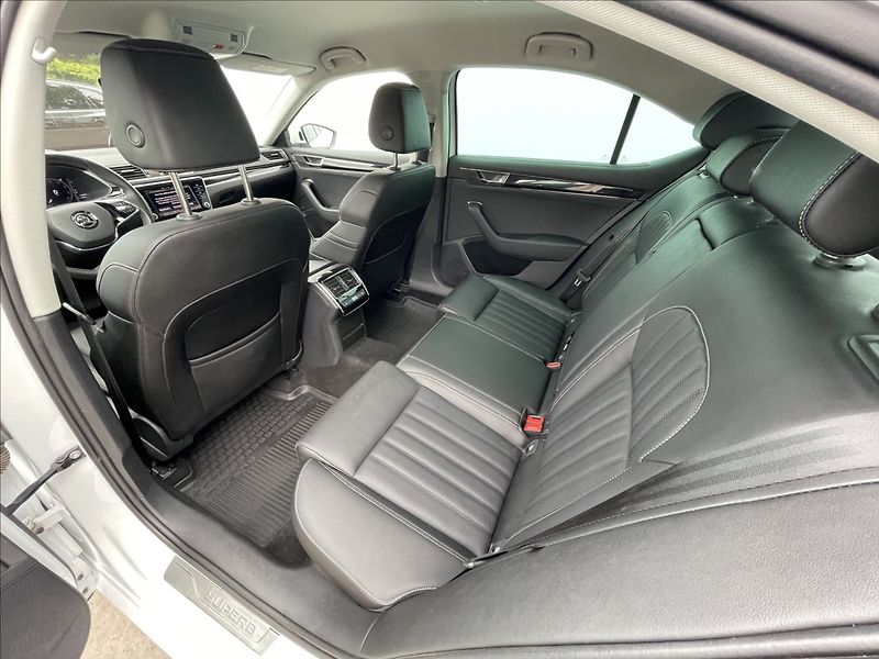 Škoda Superb 2,0 TDI DSG L&K TAŽNÉ+DCC+ACC - fotka 18 z 25