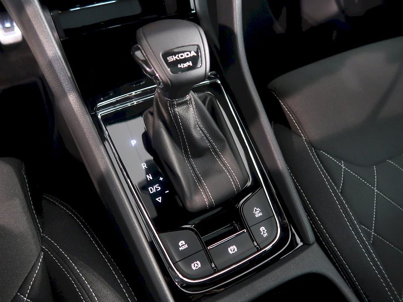 Škoda Karoq (2026) SPORTLINE 2.0TSI 140KW 4x4 DSG - fotka 36 z 46