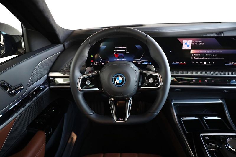 BMW Řada 7 750e xDrive - fotka 34 z 36