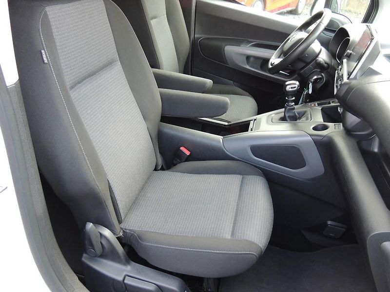 Toyota ProAce City Verso (2023) 1.2T,81kw,Family,7míst,1maj.ČR - fotka 49 z 76