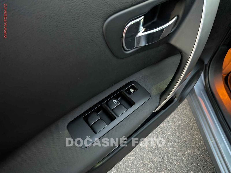Nissan Qashqai (2012) 2.0i +2, Panorama, navi - fotka 8 z 11