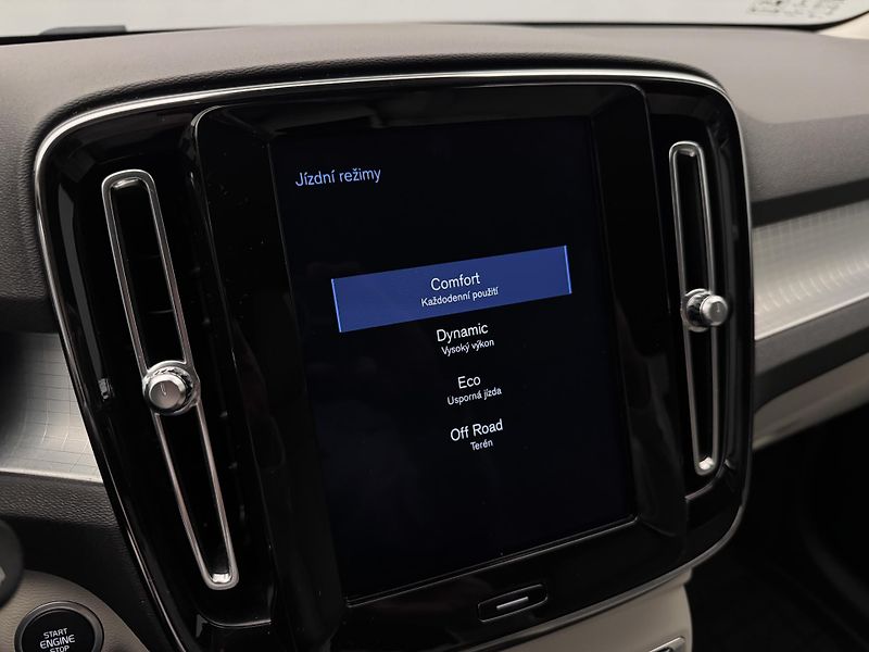 Volvo XC40 T3 MOMENTUM REZERVACE - fotka 42 z 47