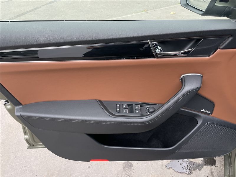 Škoda Superb 2,0 TDI DSG Combi L&K DCC+ACC - fotka 14 z 24