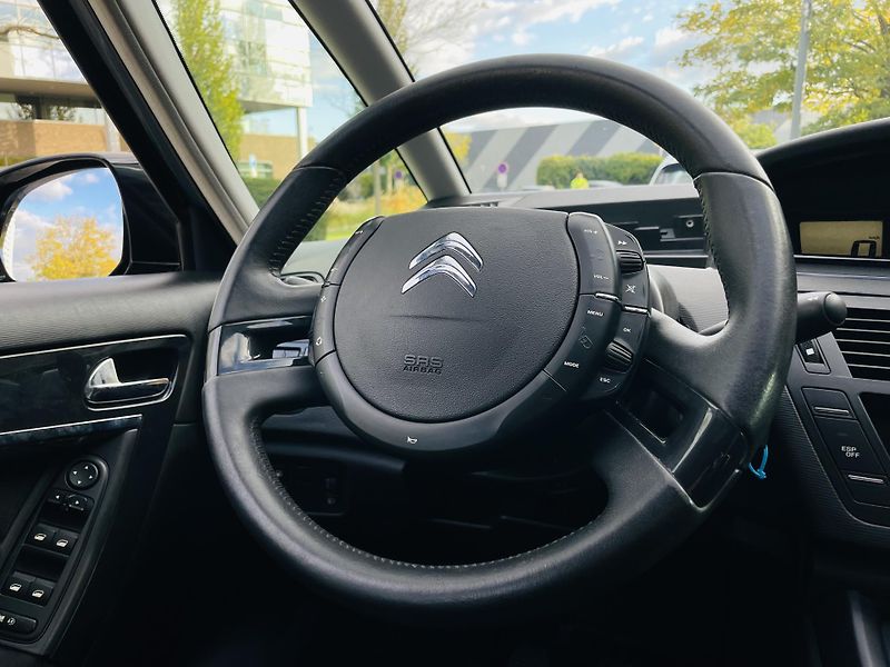Citroën C4 Picasso 1.6i 88KW MANUÁL LED SENZORY - fotka 34 z 42