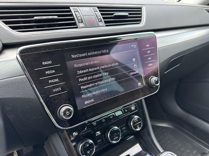 Škoda Superb 2.0 TDI Style - fotka 18 z 37