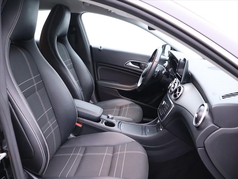 Mercedes-Benz CLA 2,0 250 155kW 4Matic Xenon - fotka 14 z 39