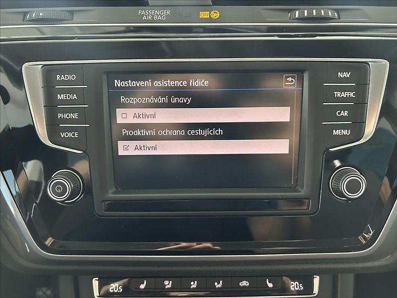 Volkswagen Touran 1,2   TSI 81kW,2.MAJ,SERVISKA - fotka 15 z 22
