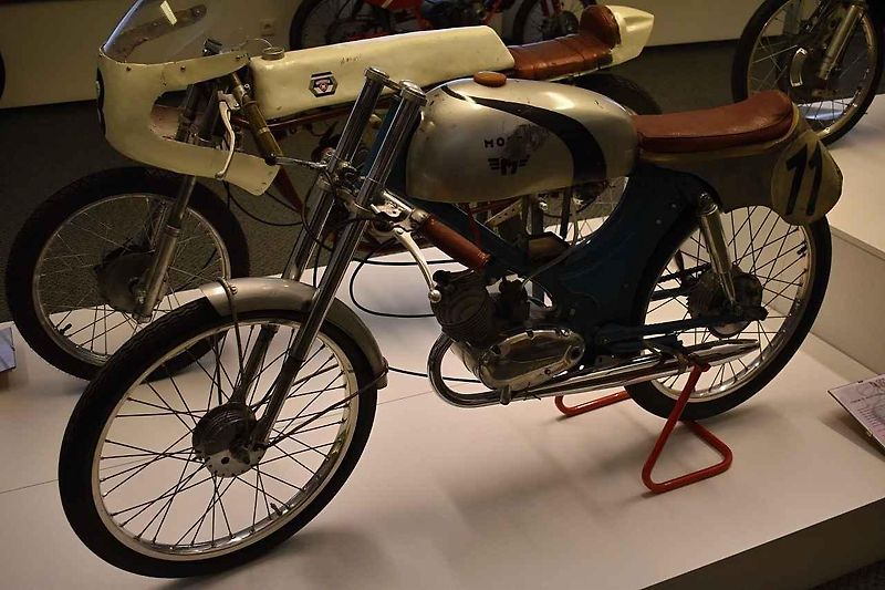 Tovární Jawa 350 pro seriál závodů Mistrovství světa z konce šedesátých lete - zřejmě technicky nejdokonalejší motocykl té doby