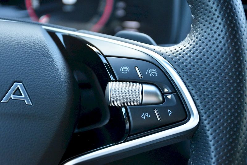Škoda Karoq (2025) Sportline 2.0 TDI 110kW - fotka 31 z 34