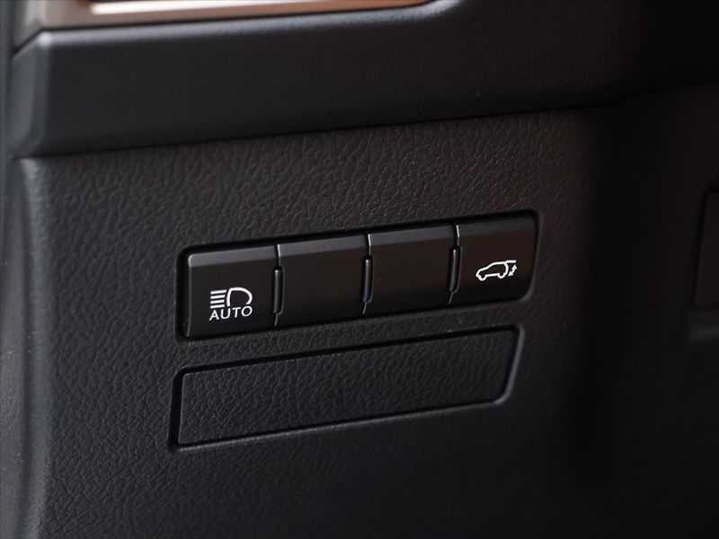 Lexus NX 300h 2,5 145 kW 4WD Prestige - fotka 17 z 33