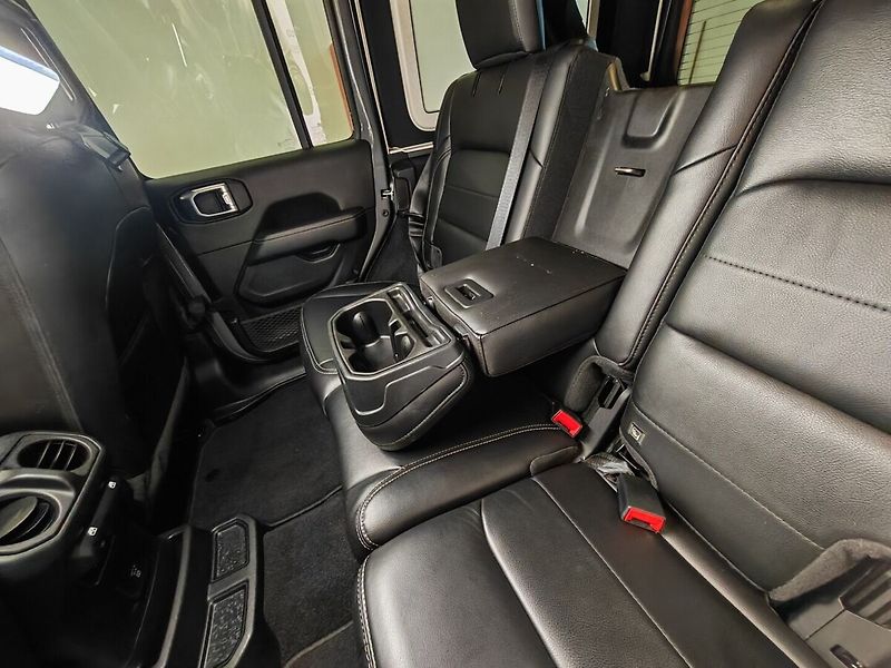 Jeep Wrangler SAHARA 2.0T 4x4 TRAIL RATED - fotka 17 z 40