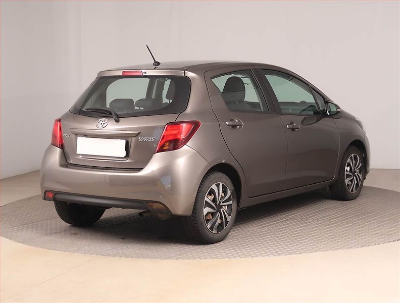 Toyota Yaris (2017) 1.0 VVT-i - fotka 5 z 16