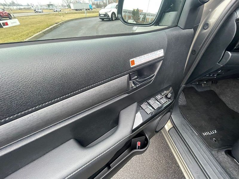 Toyota Hilux 2.8 D-4D automat Invincible - fotka 12 z 28