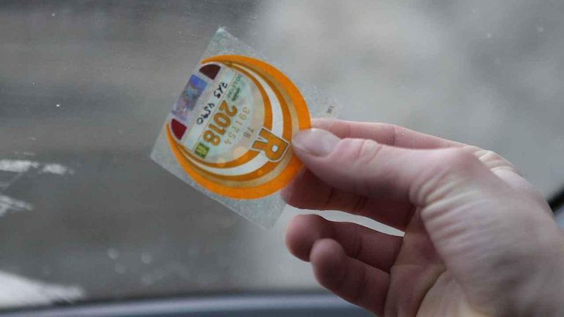Z ohleduplnosti k čelnímu sklu jsme začali plastovou škrabkou
