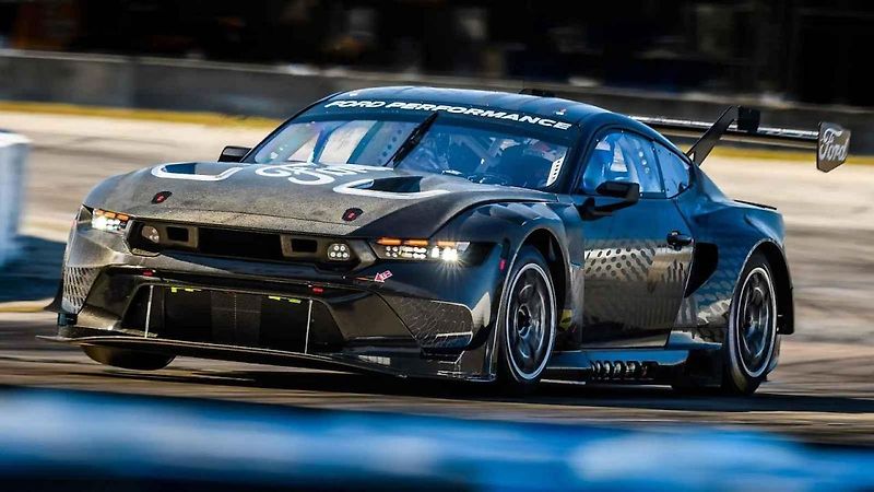 Závodní verze Fordu Mustang pro kategorii GT3 je k vidění na prvních fotkách a videu z testování na okruhu Sebring.