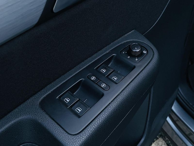 Volkswagen Sharan 2.0TDI MAN 7MÍST TAŽNÉ KAMERA - fotka 34 z 46
