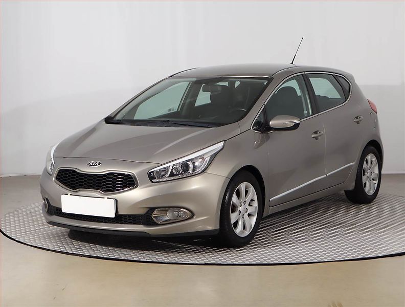 Kia Ceed (2013) 1.6 GDI, Serv.kniha, Tempomat - fotka 2 z 18