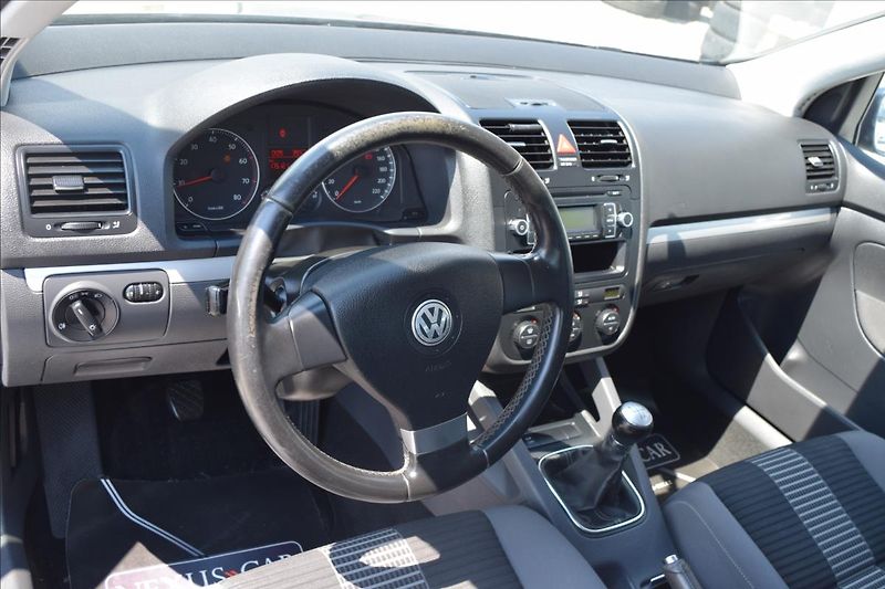 Volkswagen Golf 1,4 i 59KW NOVÁ STK ALU KLIMA - fotka 16 z 46