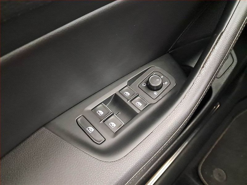 Volkswagen Passat (2017) R-Line 2.0 TDI, Automat, Kůže - fotka 18 z 19