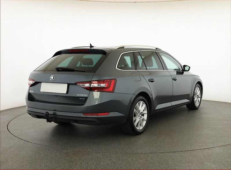 Škoda Superb (2017) Style 2.0 TDI 4x4, 4X4, Kůže - fotka 5 z 17