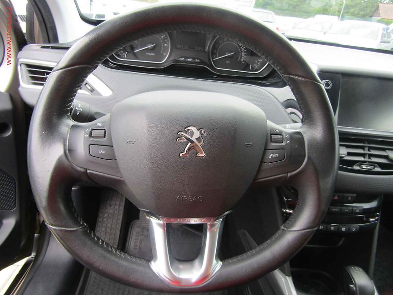 Peugeot 2008 (2017) 1.2 i, 1.maj,ČR, AC, výhřev - fotka 15 z 17