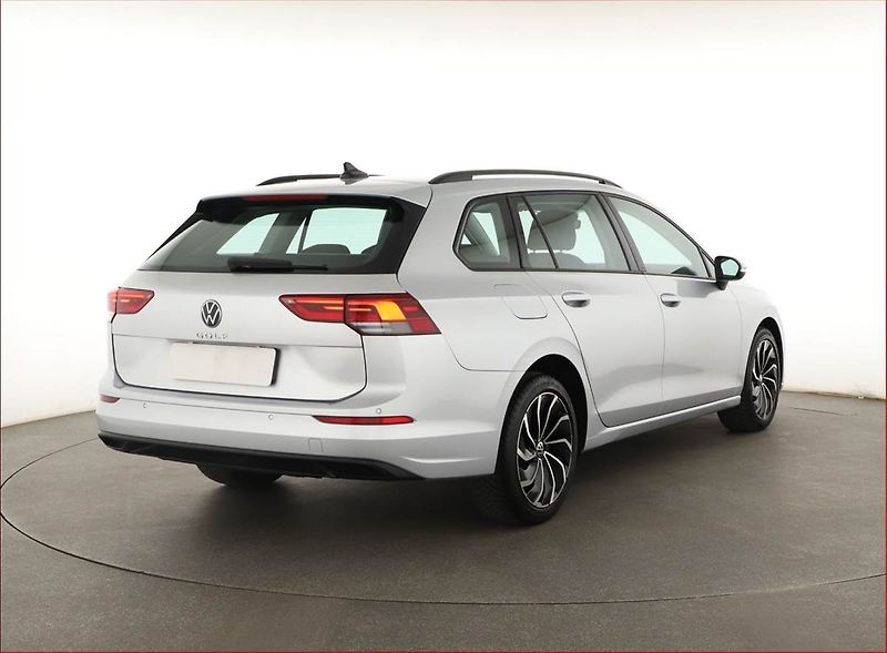 Volkswagen Golf (2021) Life 1.0 TSI, ČR,1.maj - fotka 5 z 18