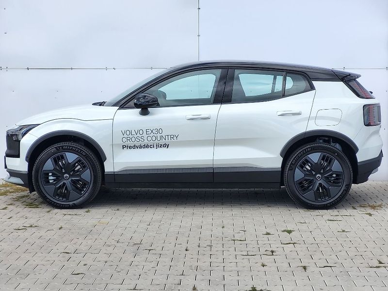Volvo EX30 CROSS COUNTRY PLUS P8 AWD Elec - fotka 10 z 35