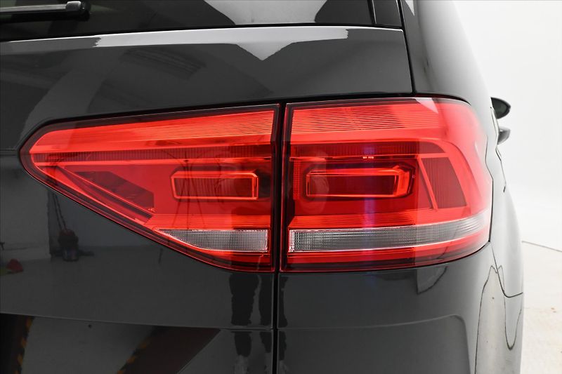 Volkswagen Touran 2,0 TDI 110 KW DSG 7 MÍST Záru - fotka 33 z 34
