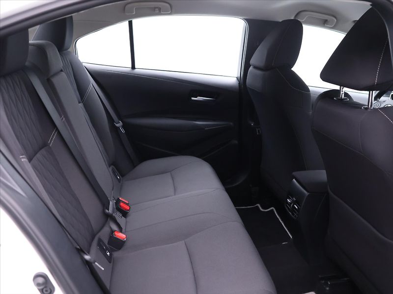 Toyota Corolla 1,8 HB Active Aut. DPH CZ 1.Ma - fotka 13 z 29