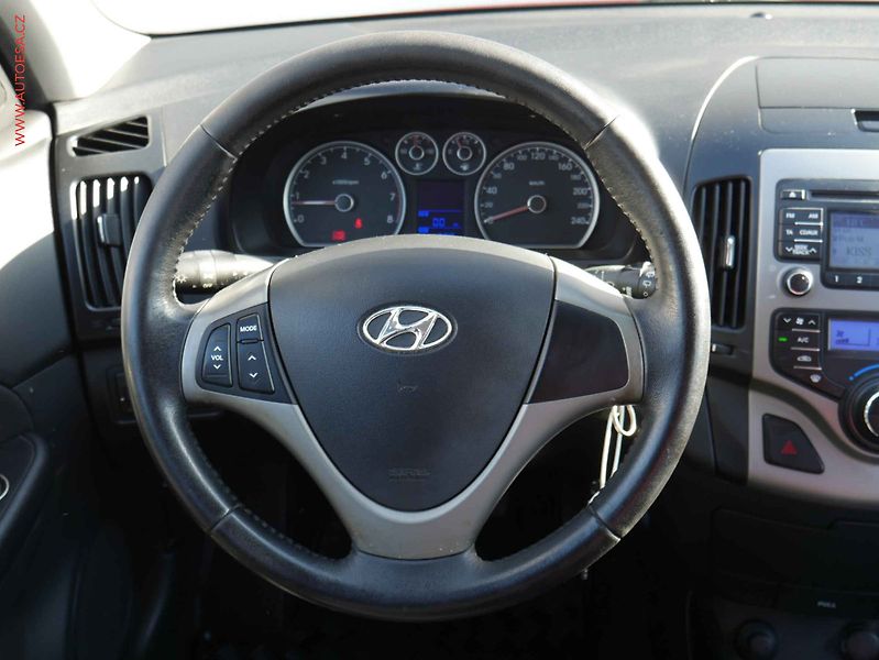 Hyundai i30 (2009) 1.6 CVVT, 2.maj,ČR, Klima - fotka 13 z 16