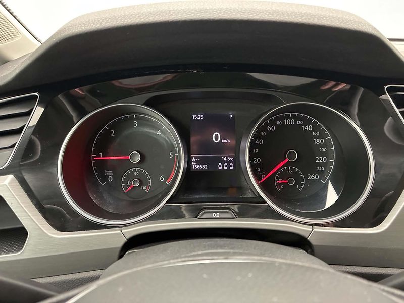Volkswagen Touran 2,0 TDI DSG Panorama 1.Maj. - fotka 17 z 32