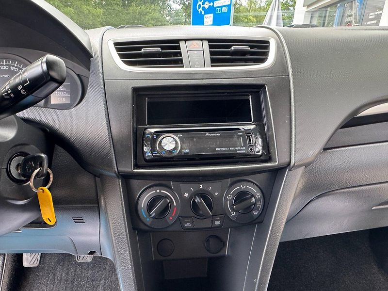 Suzuki Swift (2011) 1.2i - fotka 19 z 28