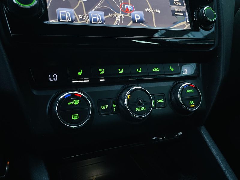 Škoda Octavia 2.0TDI VRS AUTOMAT SENZORY LED - fotka 36 z 45