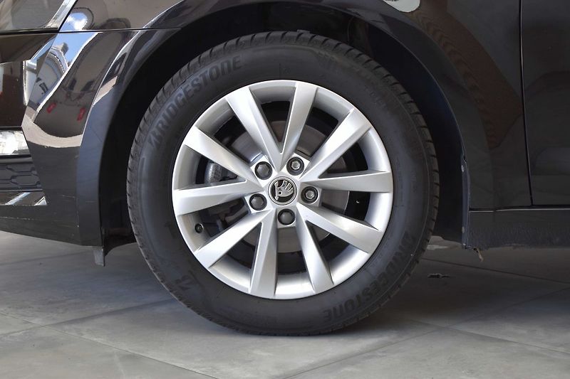 Škoda Octavia 1.6 TDI 85kW DSG*ACC*CAR-PLAY* - fotka 33 z 41