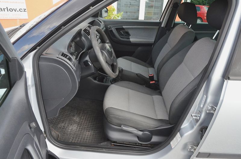 Škoda Fabia (2012) 1.2i ACTIVE / VYHŘ. SEDADLA - fotka 14 z 28