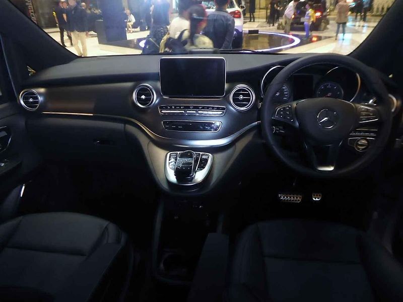 Ovladač recirkulace může u vybraných mercedesů současně spustit zavírání bočních oken.