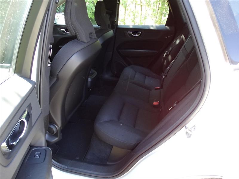 Volvo XC60 2,0 D3 Momentum MAN ČR - fotka 21 z 22