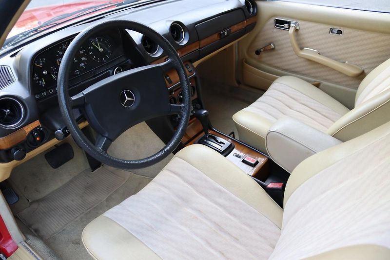 Mercedes-Benz 123 230CE KUPÉ AUTOMAT 100kW - fotka 20 z 48