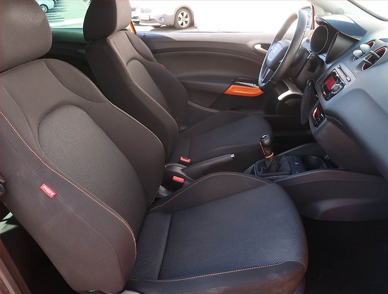 Seat Ibiza (2010) 1.6 i 16v, ČR,1.maj - fotka 9 z 17