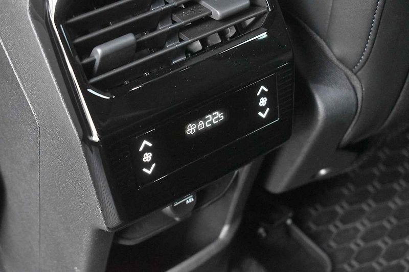 Peugeot 5008 v nové generaci narostl.